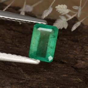 0.59カラットの天然グリーンエメラルド（6×4.1 mm・エメラルドカット）