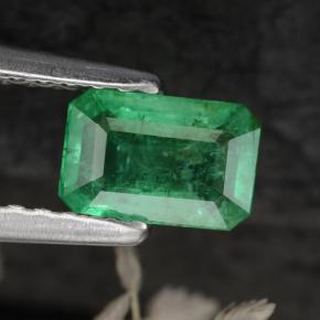 0.55カラットの天然グリーンエメラルド（6.2×4.1 mm・エメラルドカット）