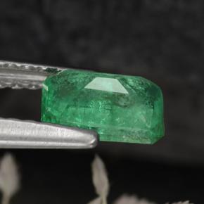 0.55カラットの天然グリーンエメラルド（6.2×4.1 mm・エメラルドカット）