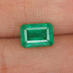 0.97カラットの天然グリーンエメラルド（7×5 mm・エメラルドカット）