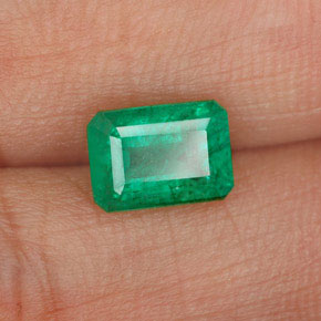 0.97カラットの天然グリーンエメラルド（7×5 mm・エメラルドカット）