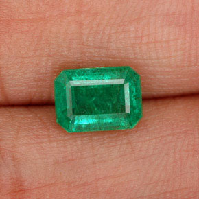 1.15カラットの天然グリーンエメラルド（7×5.1 mm・エメラルドカット）