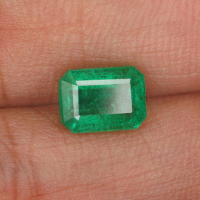 1.15カラットの天然グリーンエメラルド（7×5.1 mm・エメラルドカット）