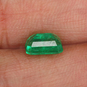 1.15カラットの天然グリーンエメラルド（7×5.1 mm・エメラルドカット）