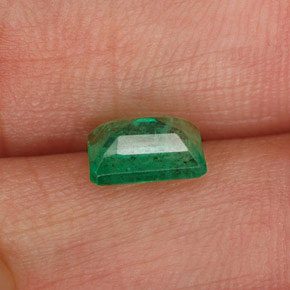 0.88カラットの天然グリーンエメラルド（6.8×4.9 mm・エメラルドカット）