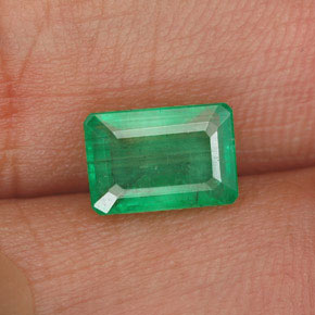 1.29カラットの天然グリーンエメラルド（7.7×5.3 mm・エメラルドカット）