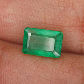 1.29カラットの天然グリーンエメラルド（7.7×5.3 mm・エメラルドカット）