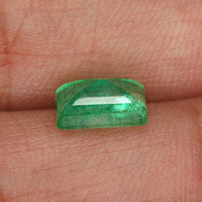 1.29カラットの天然グリーンエメラルド（7.7×5.3 mm・エメラルドカット）
