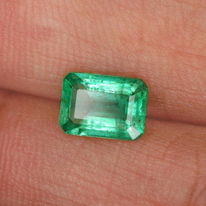 0.73カラットの天然グリーンエメラルド（6.9×5 mm・エメラルドカット）