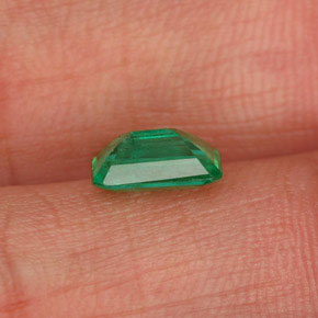 0.73カラットの天然グリーンエメラルド（6.9×5 mm・エメラルドカット）