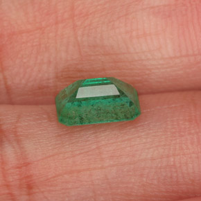 0.83カラットの天然グリーンエメラルド（6.9×5 mm・エメラルドカット）