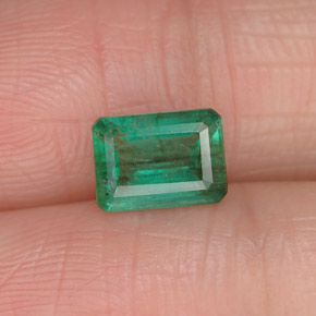 1.03カラットの天然グリーンエメラルド（7.1×5.1 mm・エメラルドカット）