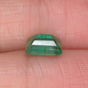 1.03カラットの天然グリーンエメラルド（7.1×5.1 mm・エメラルドカット）