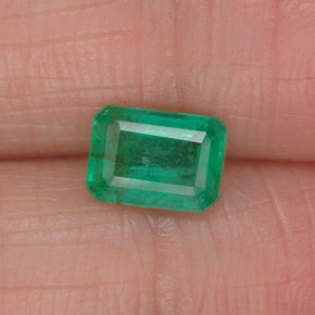 0.86カラットの天然グリーンエメラルド（7×5 mm・エメラルドカット）