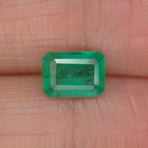 0.86カラットの天然グリーンエメラルド（7×5 mm・エメラルドカット）
