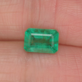 0.89カラットの天然グリーンエメラルド（7.1×4.9 mm・エメラルドカット）