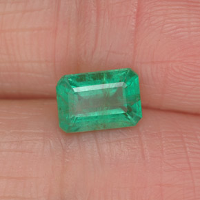 0.89カラットの天然グリーンエメラルド（7.1×4.9 mm・エメラルドカット）