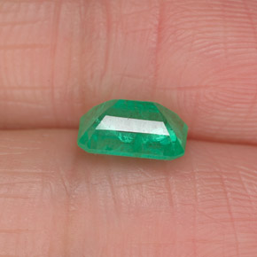 0.89カラットの天然グリーンエメラルド（7.1×4.9 mm・エメラルドカット）