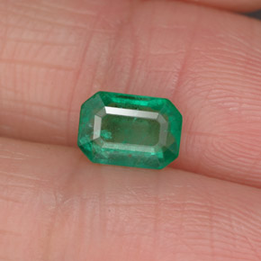 0.86カラットの天然グリーンエメラルド（6.9×4.9 mm・エメラルドカット）