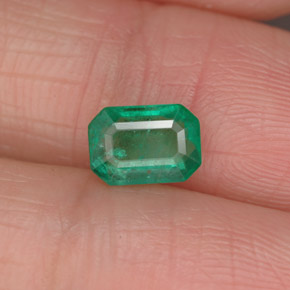 0.86カラットの天然グリーンエメラルド（6.9×4.9 mm・エメラルドカット）