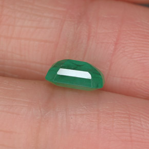 0.86カラットの天然グリーンエメラルド（6.9×4.9 mm・エメラルドカット）