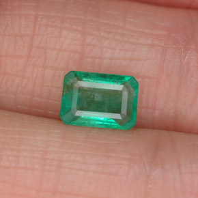 0.94カラットの天然グリーンエメラルド（6.9×4.9 mm・エメラルドカット）