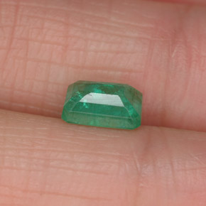 0.94カラットの天然グリーンエメラルド（6.9×4.9 mm・エメラルドカット）