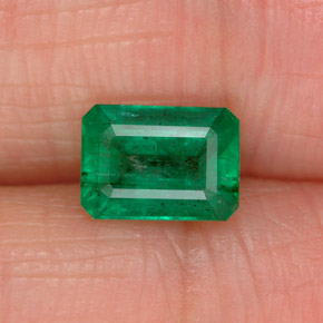 1.00カラットの天然グリーンエメラルド（7×5 mm・エメラルドカット）