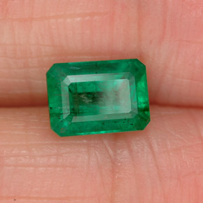 1.00カラットの天然グリーンエメラルド（7×5 mm・エメラルドカット）