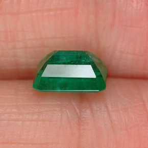 1.00カラットの天然グリーンエメラルド（7×5 mm・エメラルドカット）