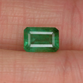 0.84カラットの天然グリーンエメラルド（6.8×4.8 mm・エメラルドカット）