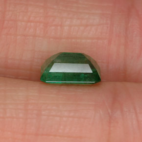 0.84カラットの天然グリーンエメラルド（6.8×4.8 mm・エメラルドカット）