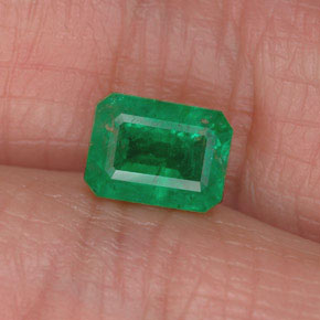 0.94カラットの天然グリーンエメラルド（6.6×5 mm・エメラルドカット）