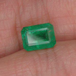 0.94カラットの天然グリーンエメラルド（6.6×5 mm・エメラルドカット）