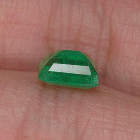 0.94カラットの天然グリーンエメラルド（6.6×5 mm・エメラルドカット）