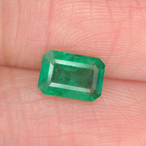 0.67カラットの天然グリーンエメラルド（6.7×4.7 mm・エメラルドカット）