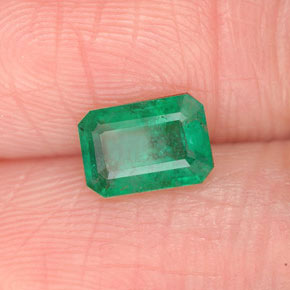 0.67カラットの天然グリーンエメラルド（6.7×4.7 mm・エメラルドカット）