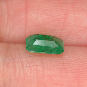0.67カラットの天然グリーンエメラルド（6.7×4.7 mm・エメラルドカット）