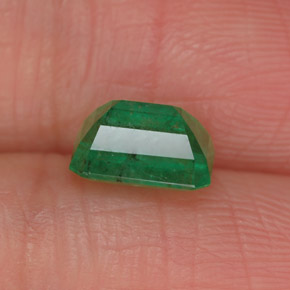 1.05カラットの天然グリーンエメラルド（7×5 mm・エメラルドカット）