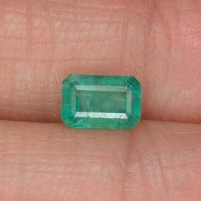 0.61カラットの天然グリーンエメラルド（6.2×4.2 mm・エメラルドカット）