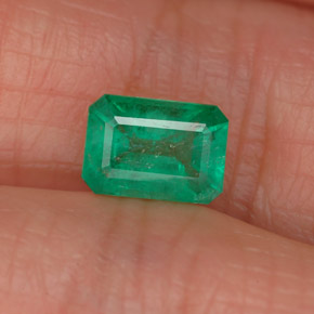 0.81カラットの天然グリーンエメラルド（6.9×4.9 mm・エメラルドカット）
