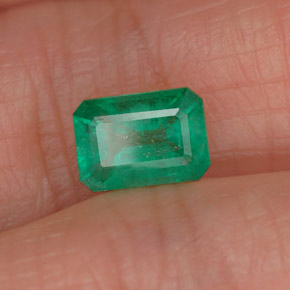 0.81カラットの天然グリーンエメラルド（6.9×4.9 mm・エメラルドカット）