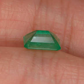 0.81カラットの天然グリーンエメラルド（6.9×4.9 mm・エメラルドカット）