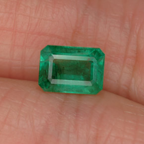 0.96カラットの天然グリーンエメラルド（6.9×5 mm・エメラルドカット）