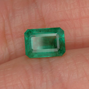 0.96カラットの天然グリーンエメラルド（6.9×5 mm・エメラルドカット）