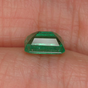 0.96カラットの天然グリーンエメラルド（6.9×5 mm・エメラルドカット）