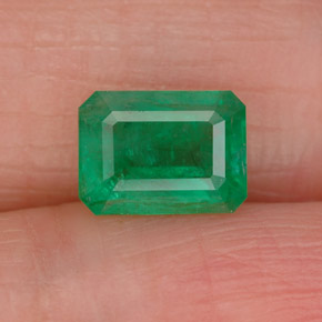 0.93カラットの天然グリーンエメラルド（6.9×5.1 mm・エメラルドカット）