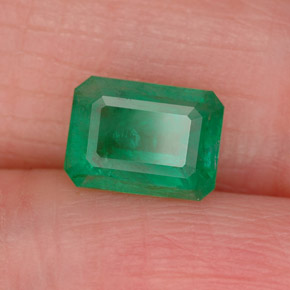 0.93カラットの天然グリーンエメラルド（6.9×5.1 mm・エメラルドカット）