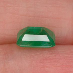 0.93カラットの天然グリーンエメラルド（6.9×5.1 mm・エメラルドカット）