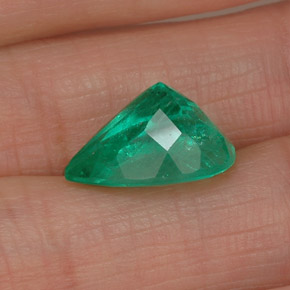 4.79カラットの天然グリーンエメラルド（13.5×9.6 mm・洋梨の形）